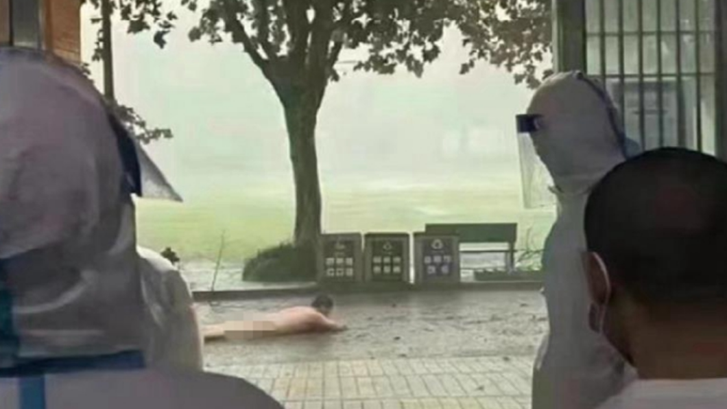 男子洗到一半淋浴間被吹走，只好裸體趴地。（圖／翻攝自《星洲網》）