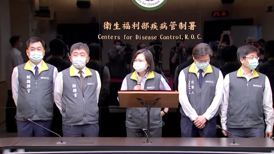 總統蔡英文視察指揮中心。（圖／TVBS）