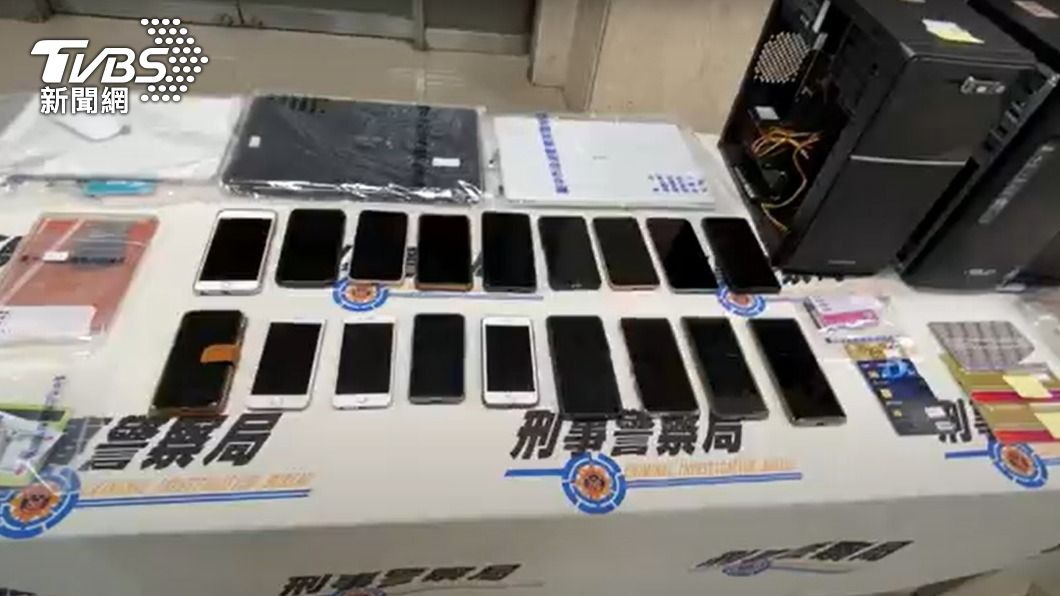 警方查扣犯罪手機、主機等等贓物。(圖/TVBS)