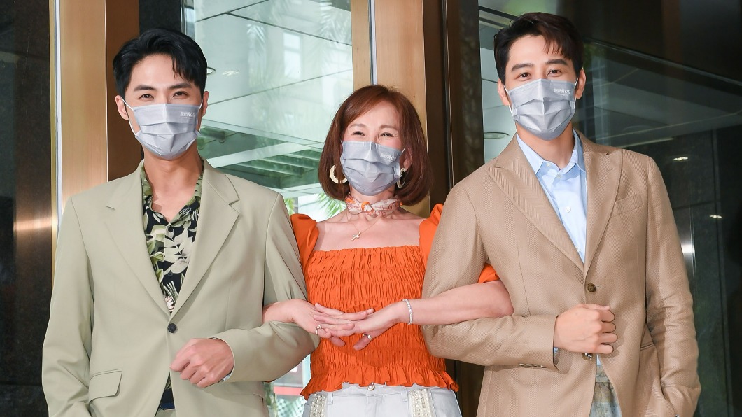 李運慶(左)、胡宇威(右)提前為劇中媽媽周丹薇(中)慶祝母親節。(圖/八大電視提供)