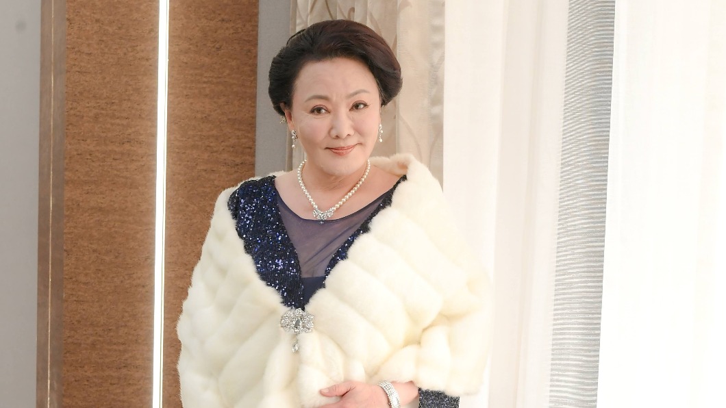 張琴為演出貴氣阿嬤自掏腰包添購飾品。（圖／三立電視提供）