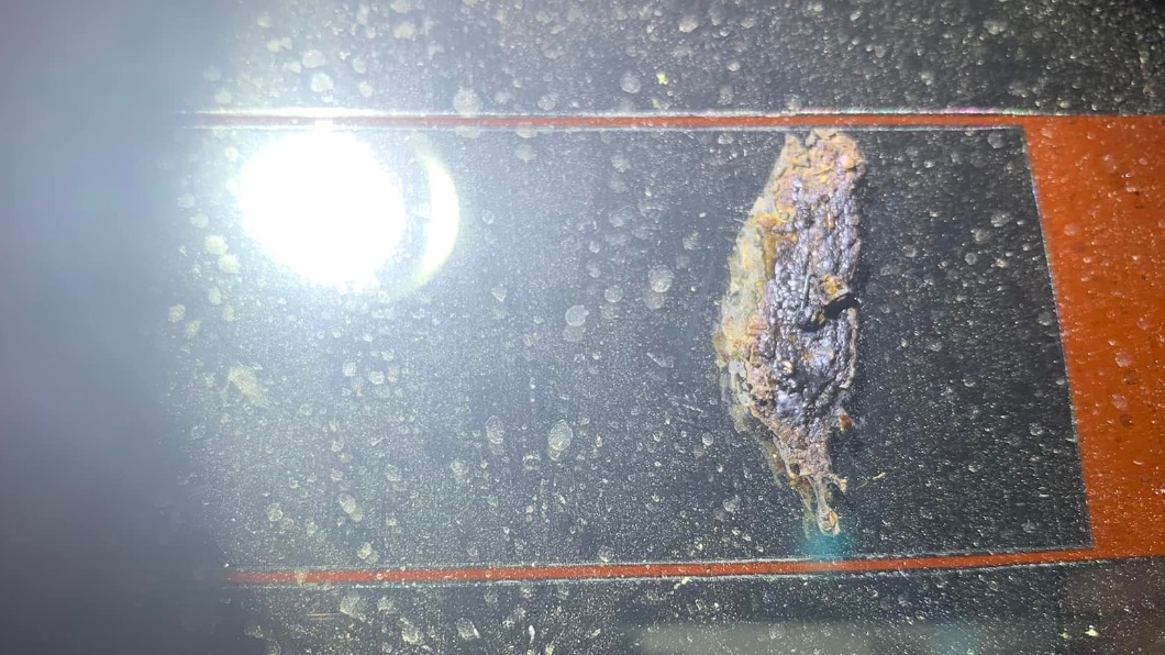 車子擋風玻璃上出現台灣形狀的鳥屎。（圖／翻攝自「爆廢公社」臉書）