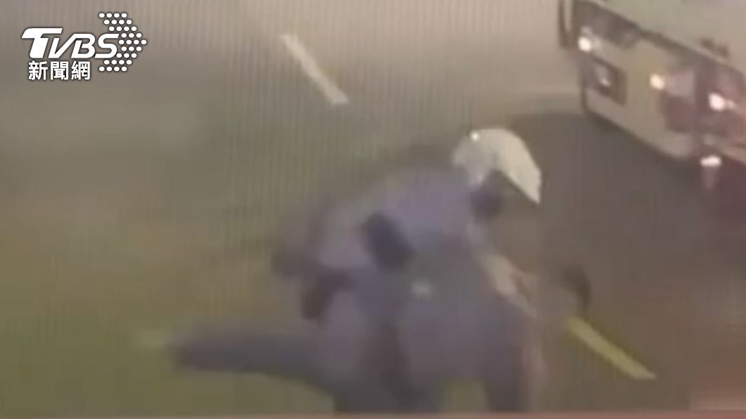 見警盤查拔腿奔!毒男扔「謎之夾鏈袋」還問警可否驗指紋