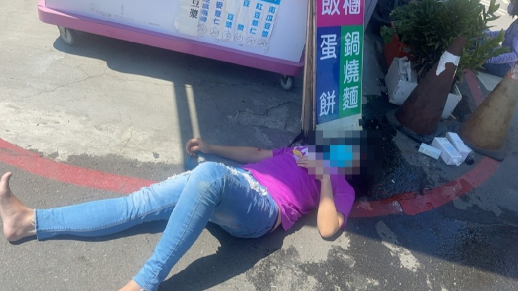 謝女傷重倒地。(圖/翻攝自高雄爆料公社)