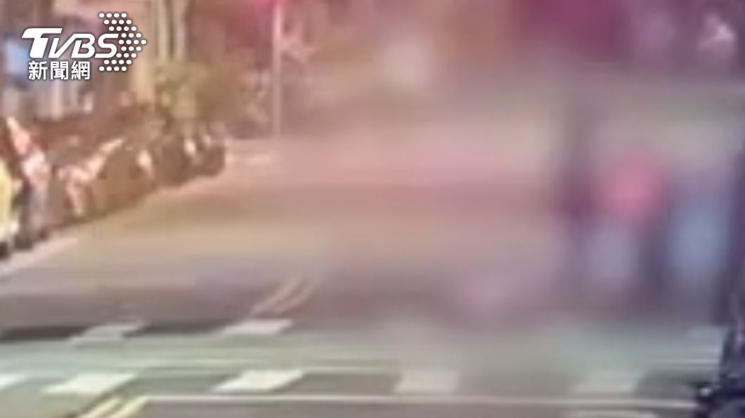 槍手下車開槍。(圖/TVBS)