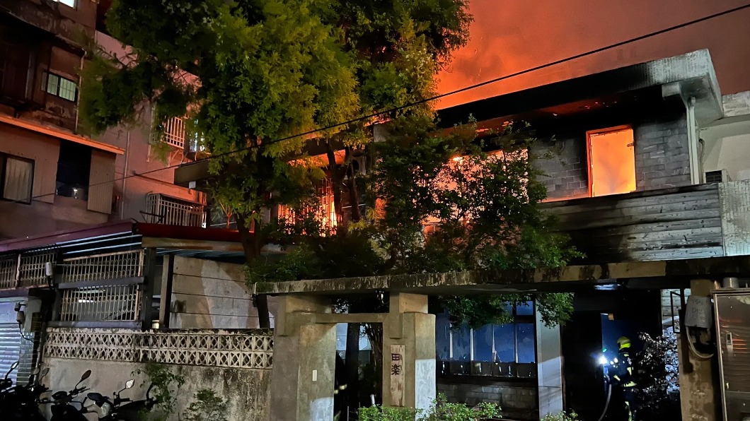 濃煙密佈!暗夜台中網紅早午餐店竄火舌 餐廳兩樓近全燒毀