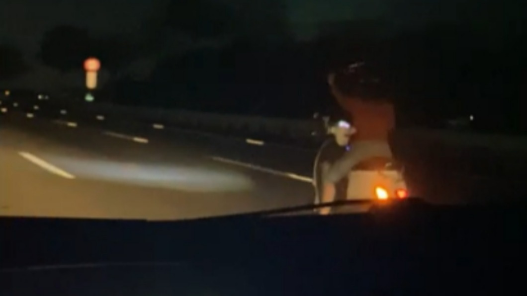 女子甚至單手在國道上騎車。(圖/翻攝自爆料公社)