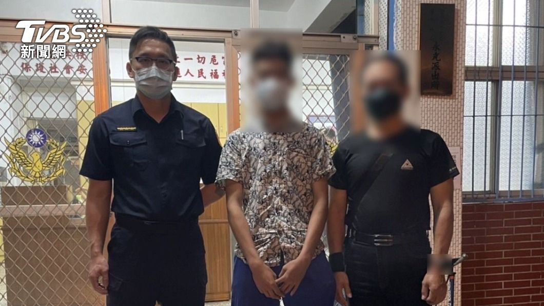 員警發現少年為失蹤人口。(圖/TVBS)