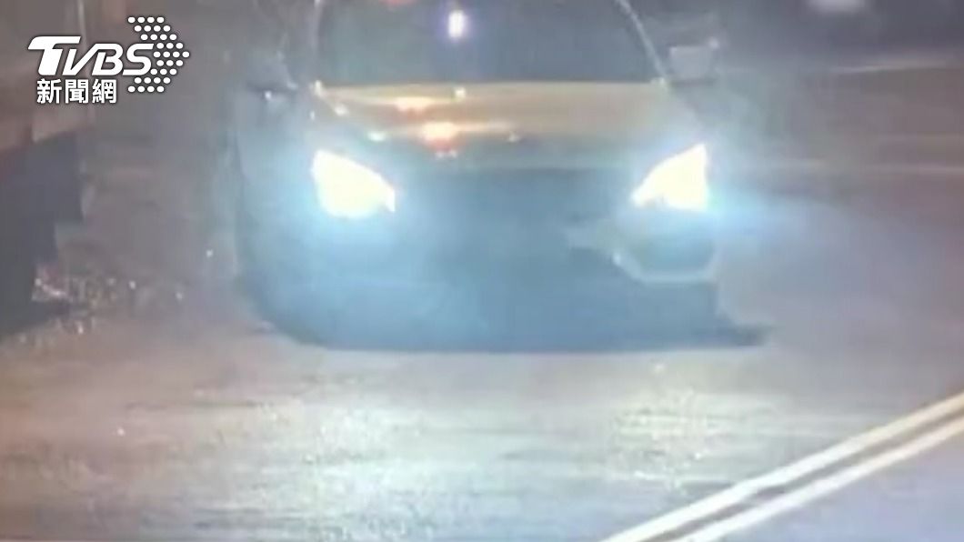 醉漢搭朋友車離去。(圖/TVBS)