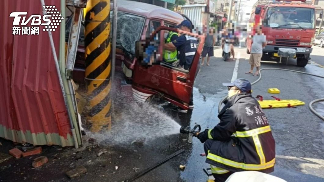 廂型車自撞電桿！車體變形、底盤竄煙　駕駛急救無效
