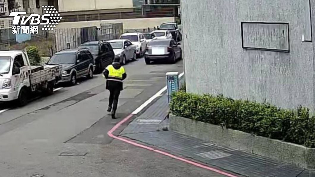 警方跟在武男後面跑了1公里。（圖／TVBS）