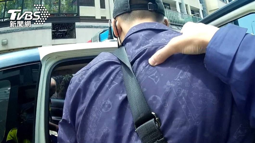 武男最後跑不動才讓警帶回。（圖／TVBS）