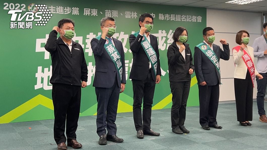 民進黨主席蔡英文與秘書長林錫耀，今天陪同綠營4位縣市首長參選人召開記者會。（圖／TVBS）