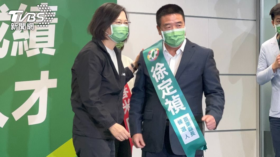 民進黨主席蔡英文親自幫徐定禎披背帶。（圖／TVBS）