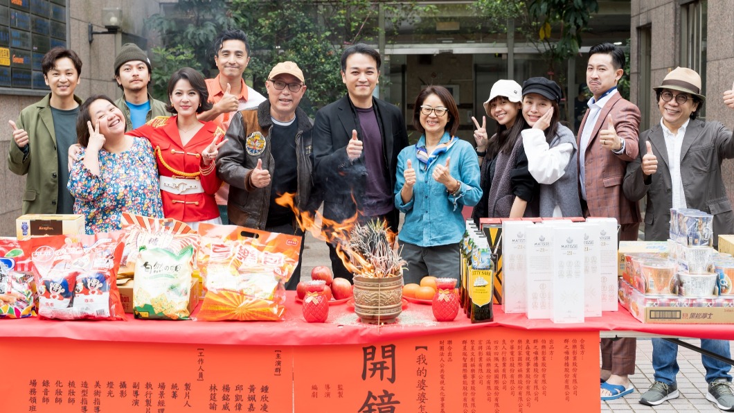 《我的婆婆》近日開拍電影版,演員楊銘威(左三)、王少偉(左五)和導演鄧安寧(左六)卻傳出染疫。(圖/翻攝自我的婆婆怎麼那麼可愛臉書)