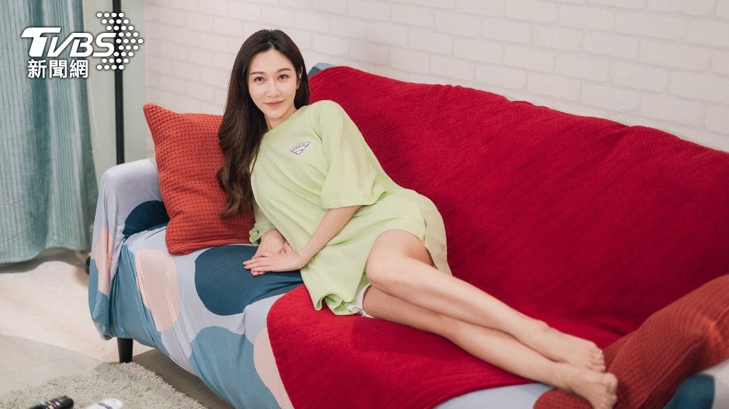 曾莞婷露出雪白美腿。(圖/TVBS)
