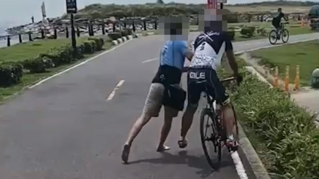 行人推自行車騎士。(圖/翻攝爆料公社)