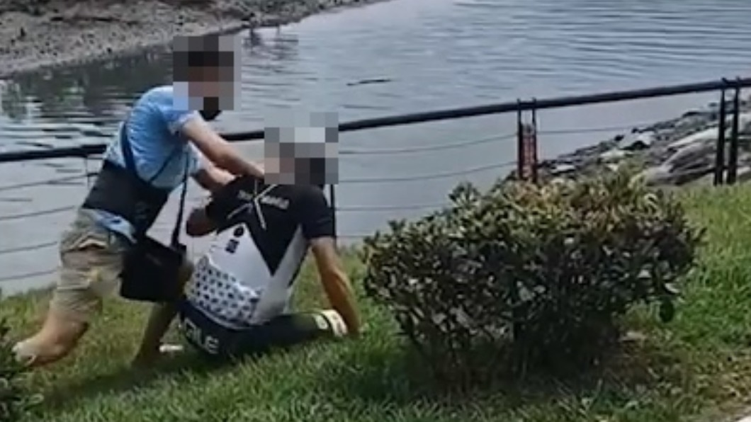 行人掐住騎士脖子壓制。(圖/翻攝爆料公社)