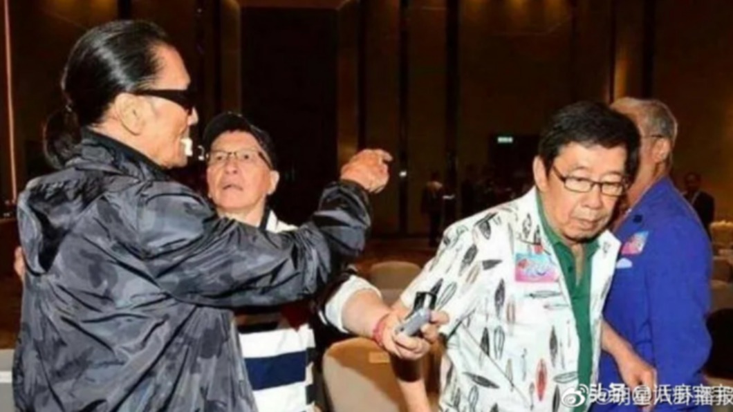 謝賢(左)做勢要打曾江,被中間的胡楓拉住。(圖/翻攝自微博)