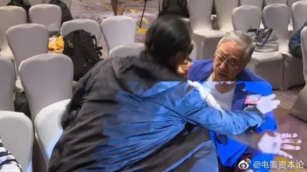 謝賢氣不過,揮拳怒打曾江。(圖/翻攝自微博)