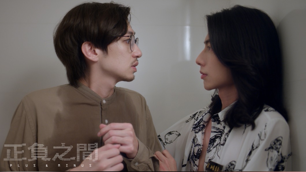 李見騰(左)與鄭齊磊是《正負之間》中的另一對CP。(圖/CATCHPLAY提供)