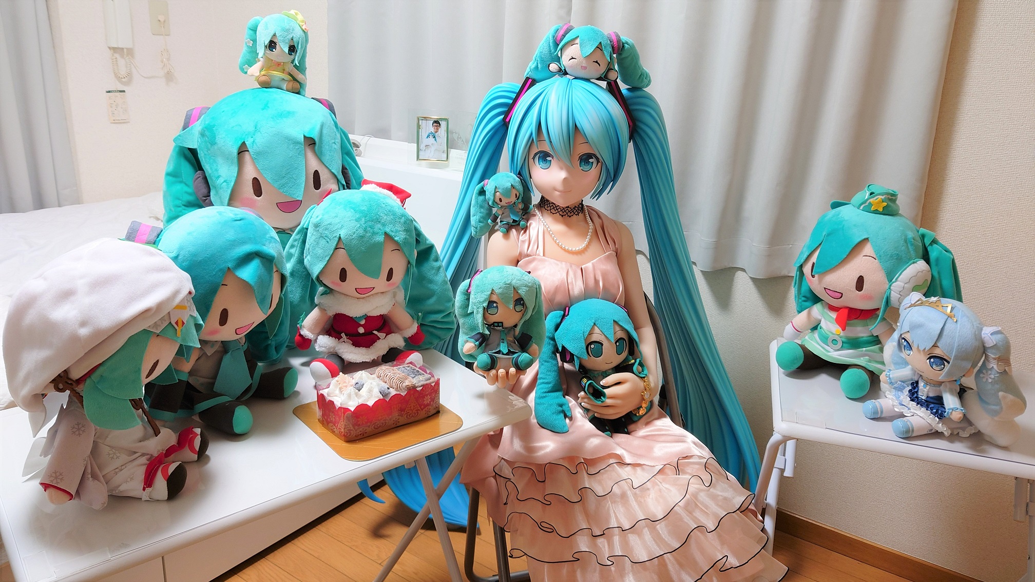 近藤房內有著滿滿的初音。（圖／翻攝自近藤 顕彦【 ⋈ 】ミクさん大好き Twitter）