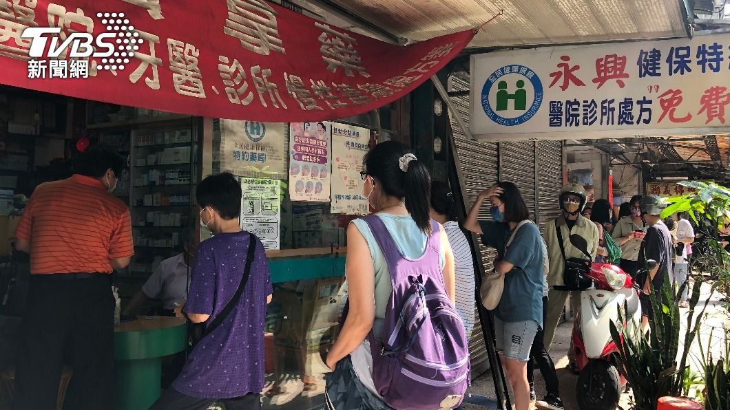快篩實名制開賣首日！民眾排隊搶買　系統當機上班險遲到