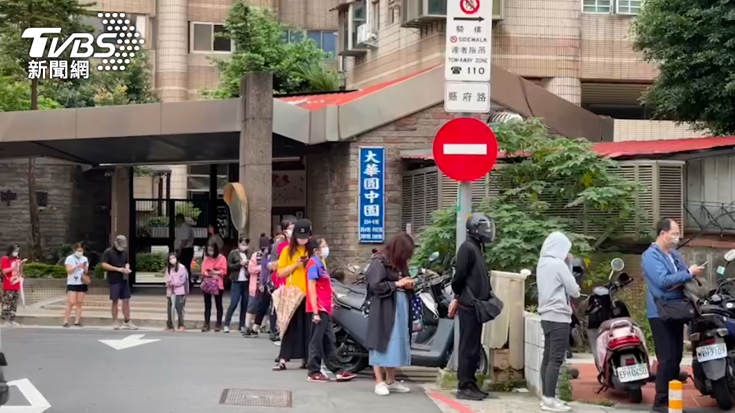 六點半排隊為快篩等兩小時　民眾：孫子居隔怕買不到