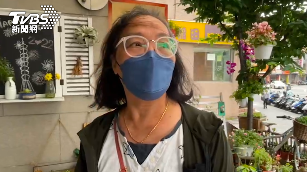 民眾怕跟口罩實名制一樣一下就沒有,所以寧可早一點6點多來排隊。(圖/TVBS)