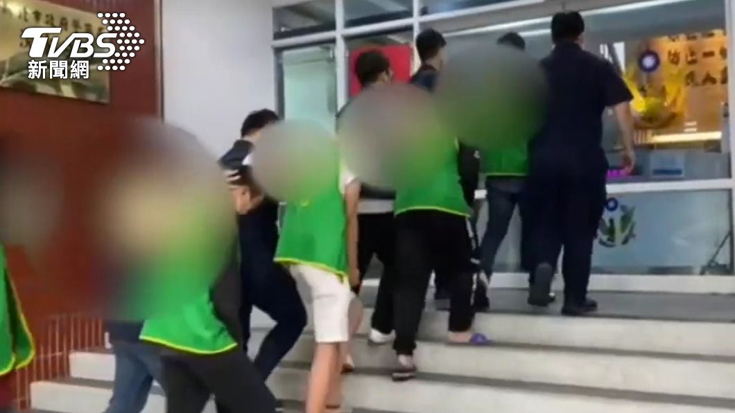 詐騙集團成員全數被帶回警局偵辦。（圖／TVBS）