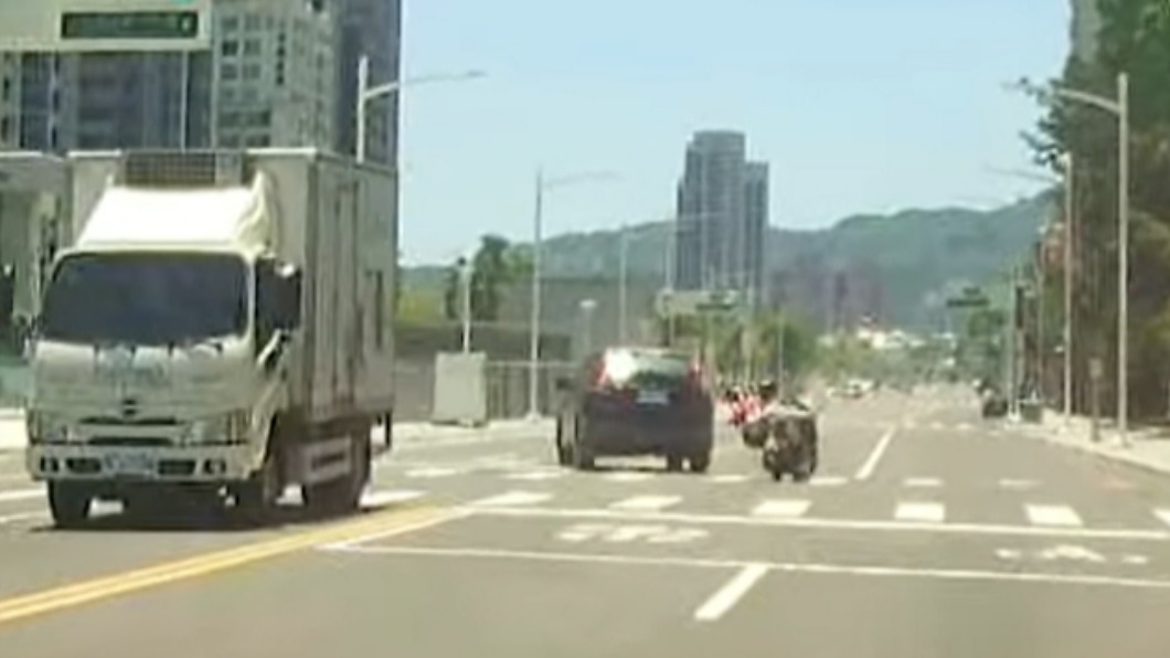 駕駛急忙閃躲仍擦撞。(圖/翻攝自高雄大小事)