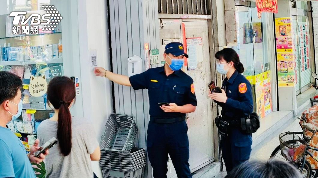 警方在藥局外協助排隊民眾。（圖／TVBS）