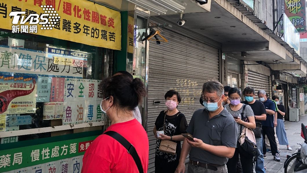 台人愛排隊「卻不能忍受排買快篩?」他貼4圖狂酸掀戰火