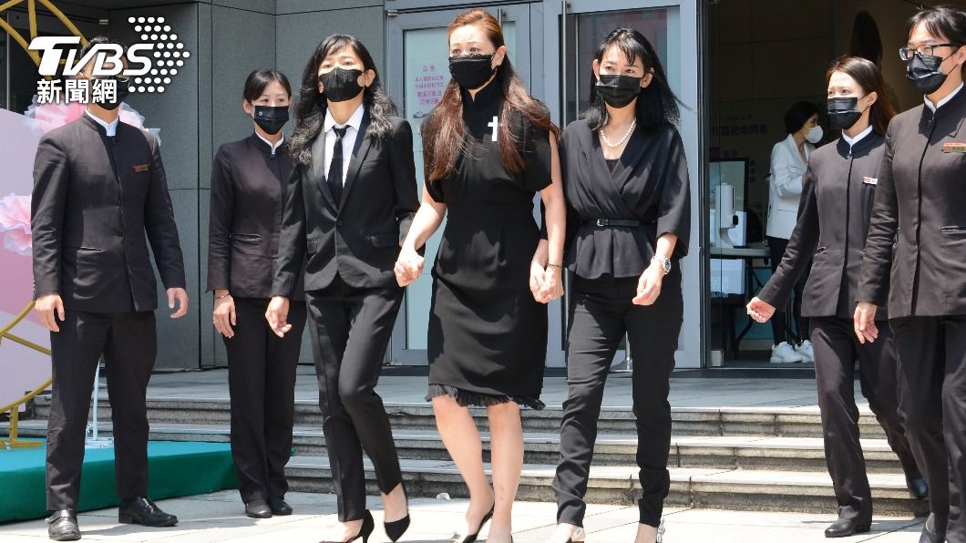 王羽的3個女兒今日一同送別父親。（圖／許方正攝）