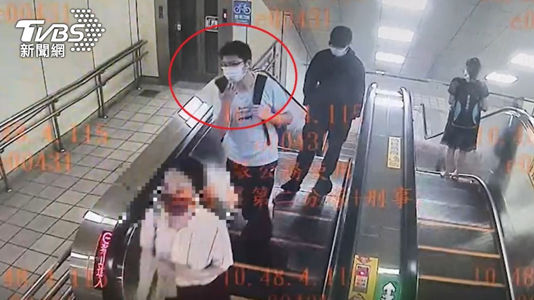 偷拍男子(紅圈)尾隨女子偷拍裙底風光。(圖/警方提供)
