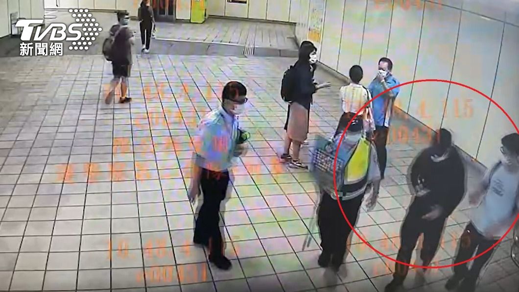 警方到場逮捕將偷拍男子(灰衣)帶回偵辦。(圖/警方提供)