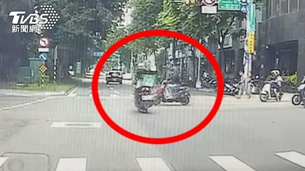 外送員通過路口的時候已經是紅燈。（圖／TVBS）