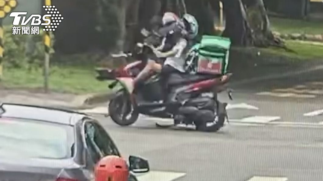 2人皆摔車倒地。(圖/TVBS)