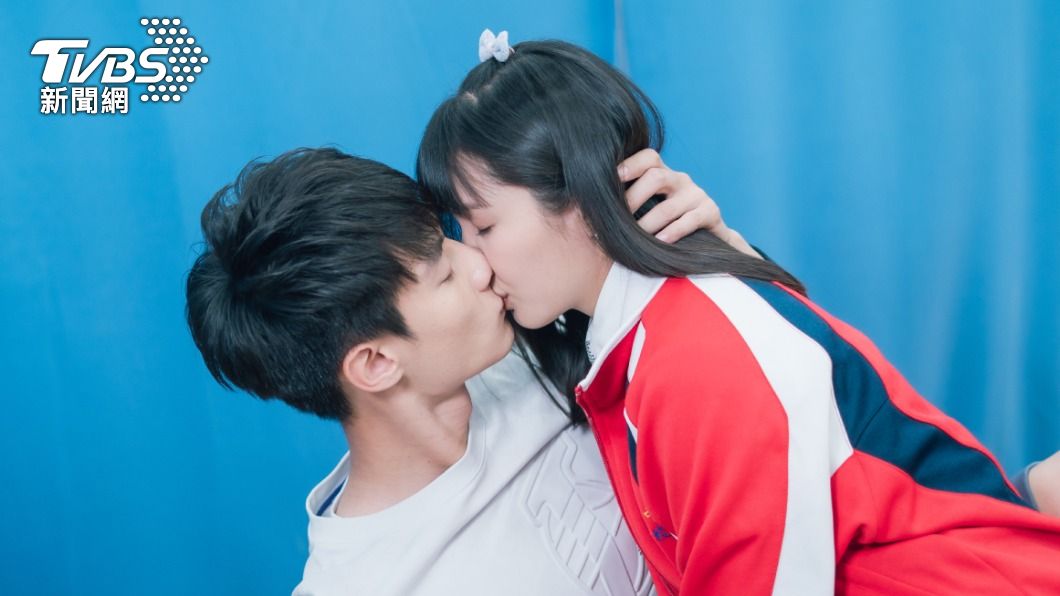 奪走女星螢幕初吻!黃柏峰羞喊「嘴唇柔軟」像吃棉花糖