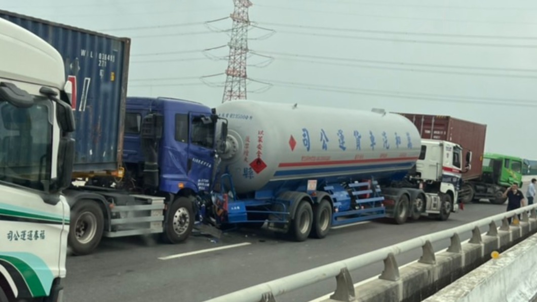 台61線油罐車、貨櫃車連環撞 全線一度封閉、駕駛受傷