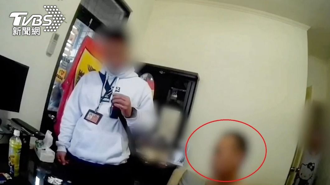 警方持拘票上門查緝,當場逮捕郭男(紅圈)。(圖/警方提供)