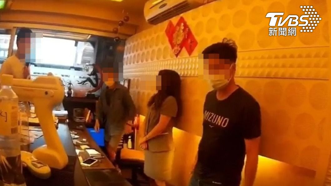 警方進到店內搜查。（圖／TVBS）