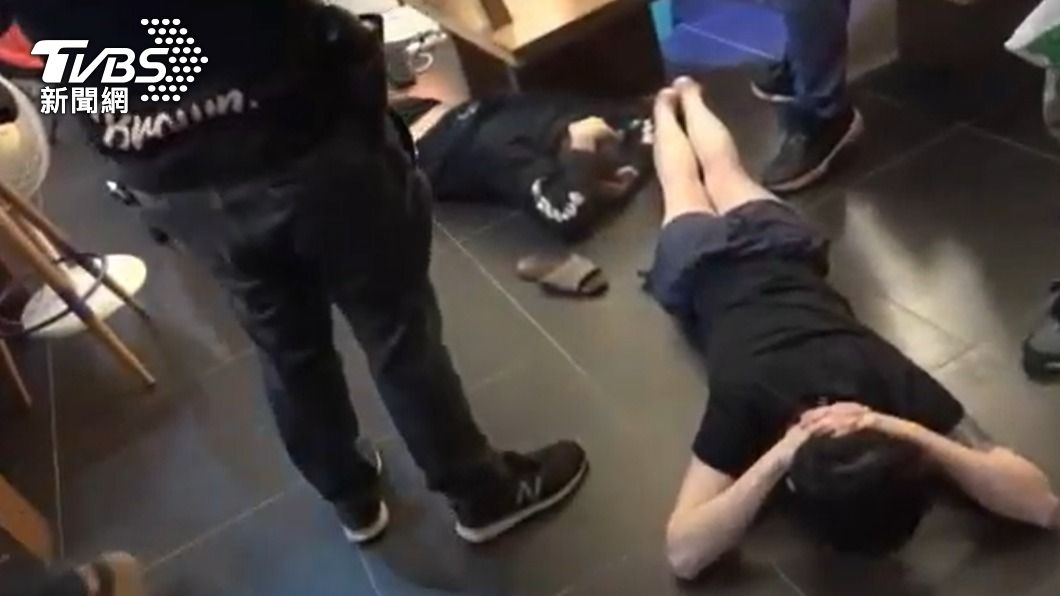 警方攻堅宜蘭偏遠的農舍,逮捕詐騙集團陳姓首腦與黃姓幹部。(圖/警方提供)