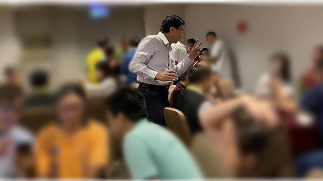 要黃偉哲別跑攤!謝龍介被爆無罩敬酒 致歉認錯不牽拖