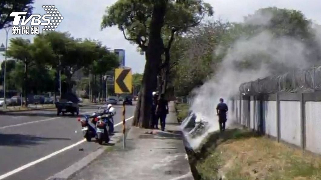不知要轉彎!轎車直衝陸軍官校水溝 引擎起火男子受困