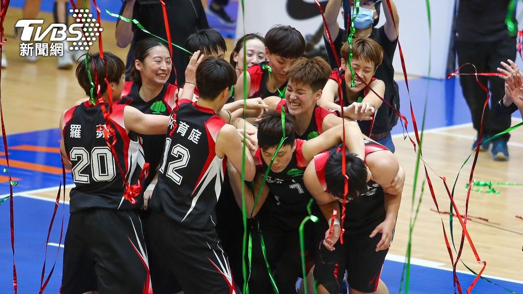WSBL本季由國泰女籃奪后,圖為國泰女籃2020年冠軍戰勝利後開心慶祝。(圖/中央社)