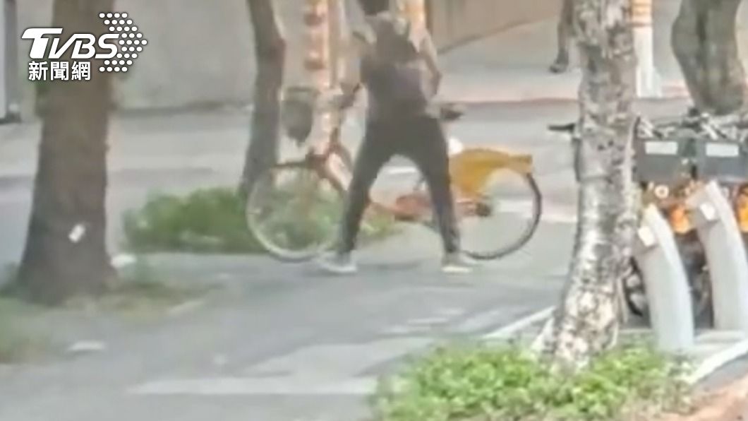 竊賊騎單車離開。(圖/TVBS)
