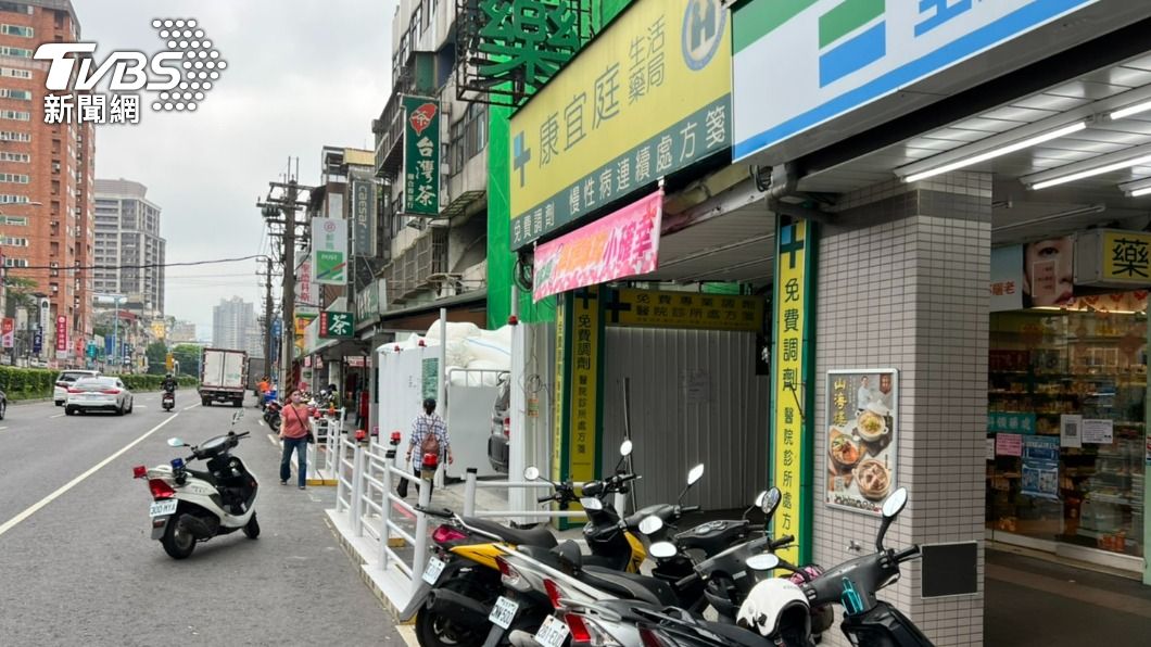 排隊買快篩卻因抽菸爆口角 2女當街拉扯衝突