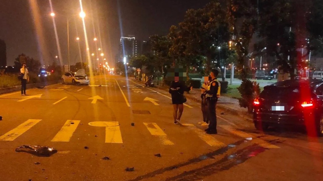 深夜兩車對撞!特斯拉噴飛迴旋180度 轎車栽在人行道