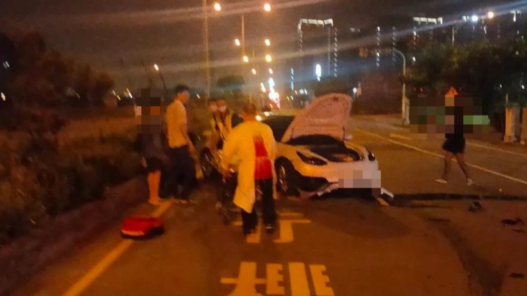 特斯拉駕駛受傷送醫。(圖/翻攝自記者爆料網)